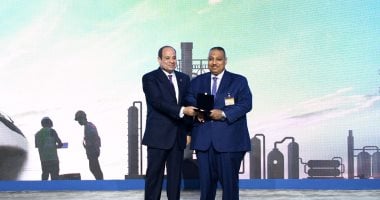 الرئيس السيسي يكرم المتميزين في قطاعات العمل ويفتتح المرحلة الثانية لشركة السويس للصلب 2 الرئيس السيسي يكرم المتميزين في قطاعات العمل ويفتتح المرحلة الثانية لشركة السويس للصلب