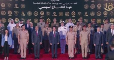 الرئيس السيسي يلتقط صورة تذكارية في افتتاح بطولة العالم العسكرية للفروسية الـ25 2 الرئيس السيسي يلتقط صورة تذكارية في افتتاح بطولة العالم العسكرية للفروسية الـ25