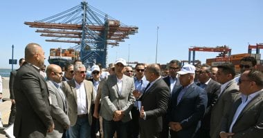 رئيس الوزراء يزور محطة دحرجة سيارات RORO التابعة لشركة SCAT 2 رئيس الوزراء يزور محطة دحرجة سيارات RORO التابعة لشركة SCAT