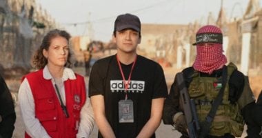 أول صور للجندي الإسرائيلي الأمريكي عيدان ألكسندر أثناء تسليمه للصليب الأحمر 2 أول صور للجندي الإسرائيلي الأمريكي عيدان ألكسندر أثناء تسليمه للصليب الأحمر