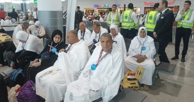 وصول أول أفواج الحجاج إلى مطار القاهرة متجهين إلى النبي الغالي 2 وصول أول أفواج الحجاج إلى مطار القاهرة متجهين إلى النبي الغالي