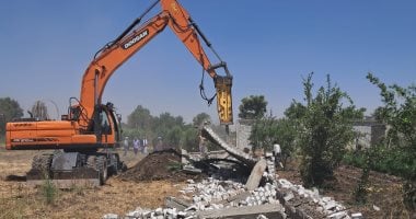 إزالة تعديات على نحو 2 مليون متر أراضى بالأقصر خلال أسبوع.. صور 2 إزالة تعديات على نحو 2 مليون متر أراضى بالأقصر خلال أسبوع.. صور