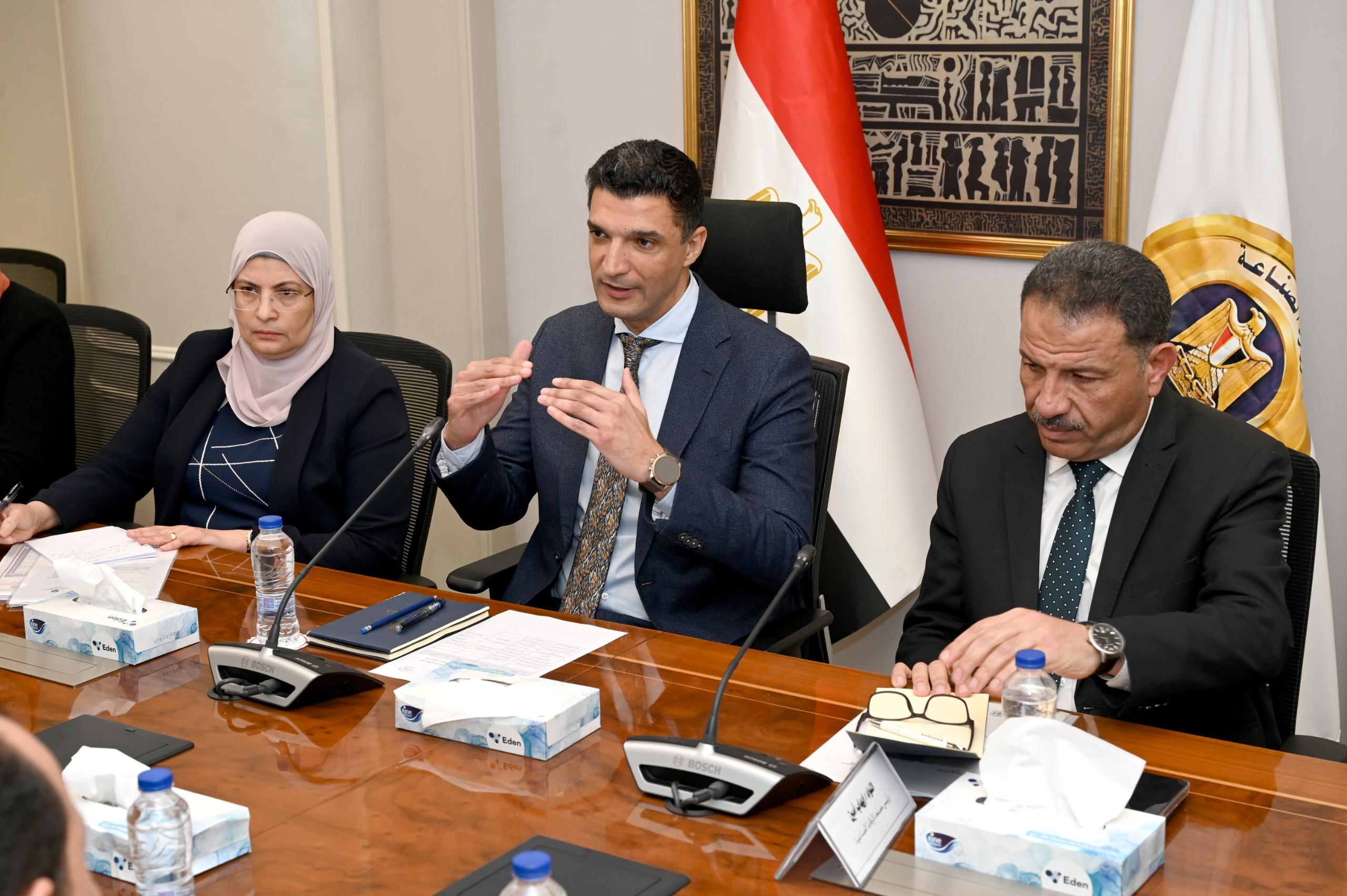 وزيرا الصناعة والعمل