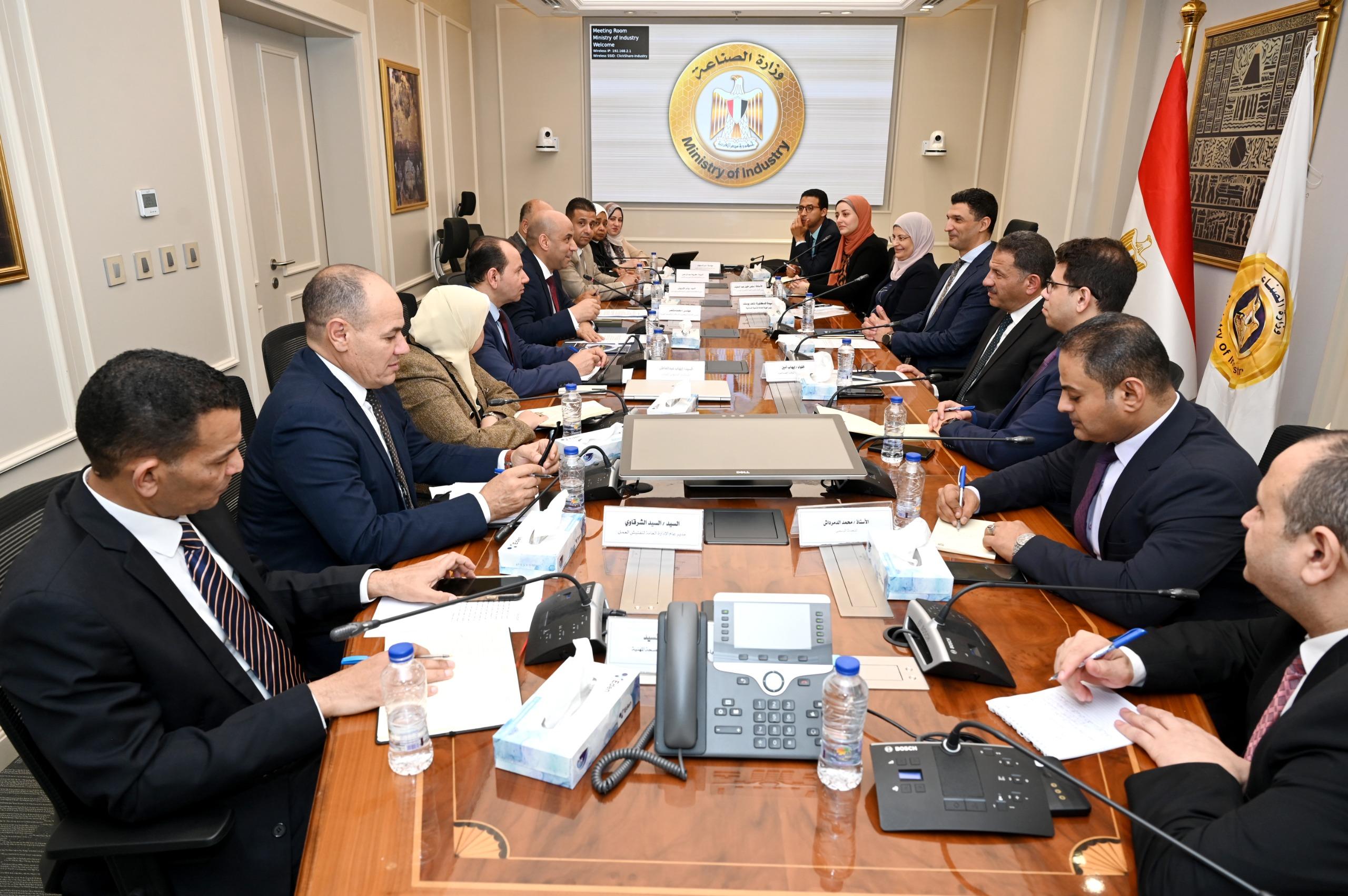 وزيرا الصناعة والعمل