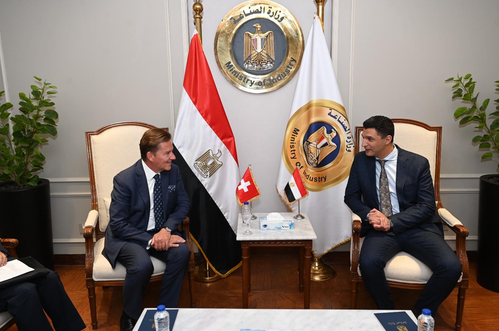 وزير الصناعة وسفير سويسرا