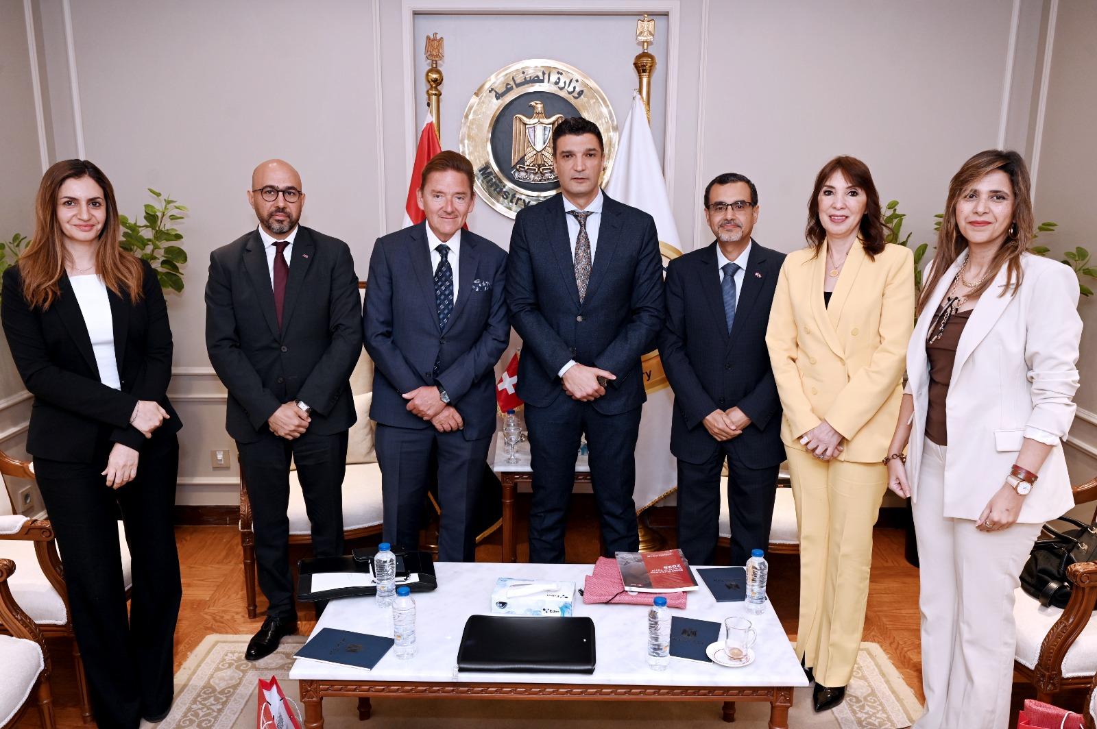وزير الصناعة وسفير سويسرا