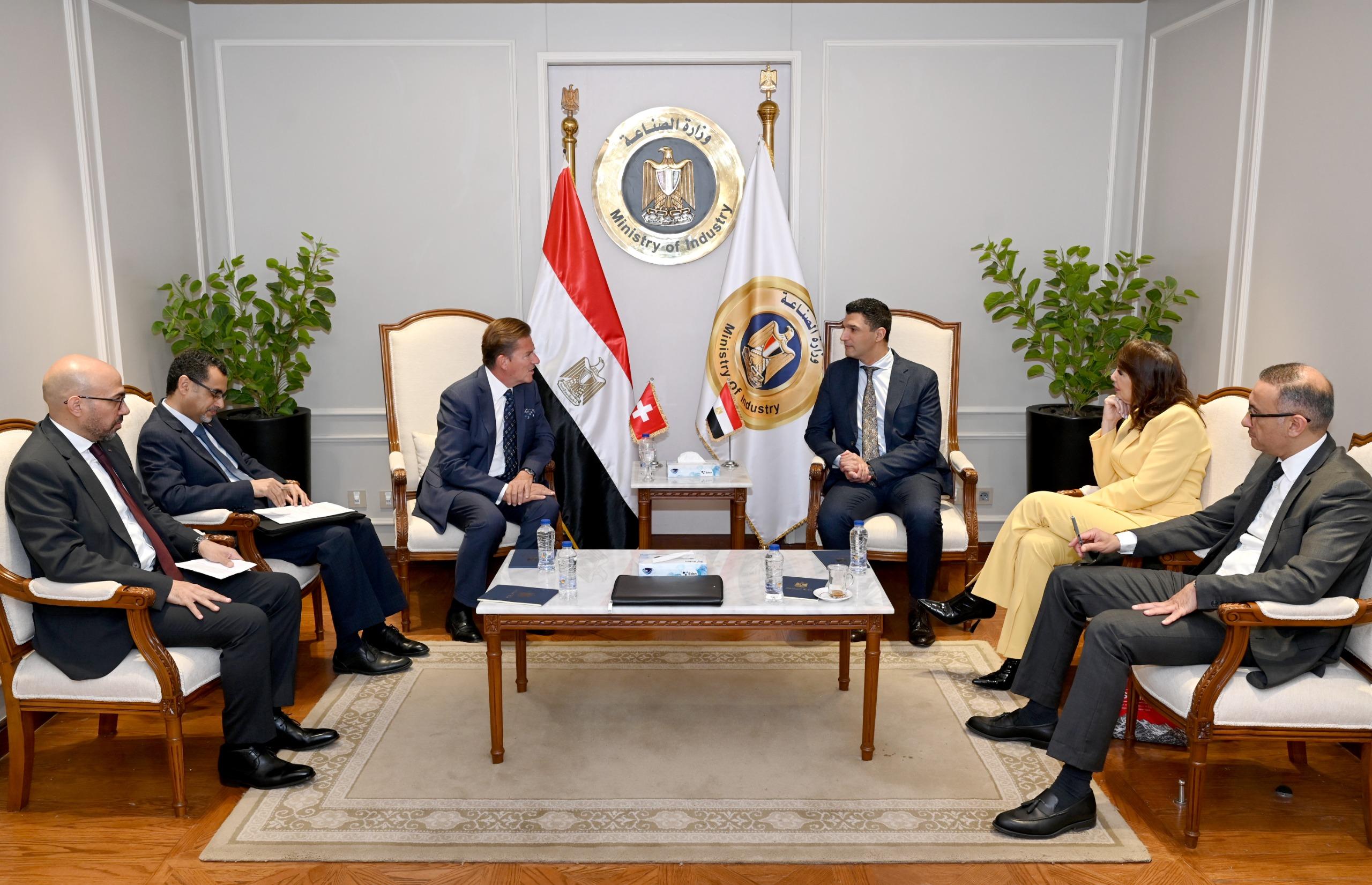 وزير الصناعة وسفير سويسرا