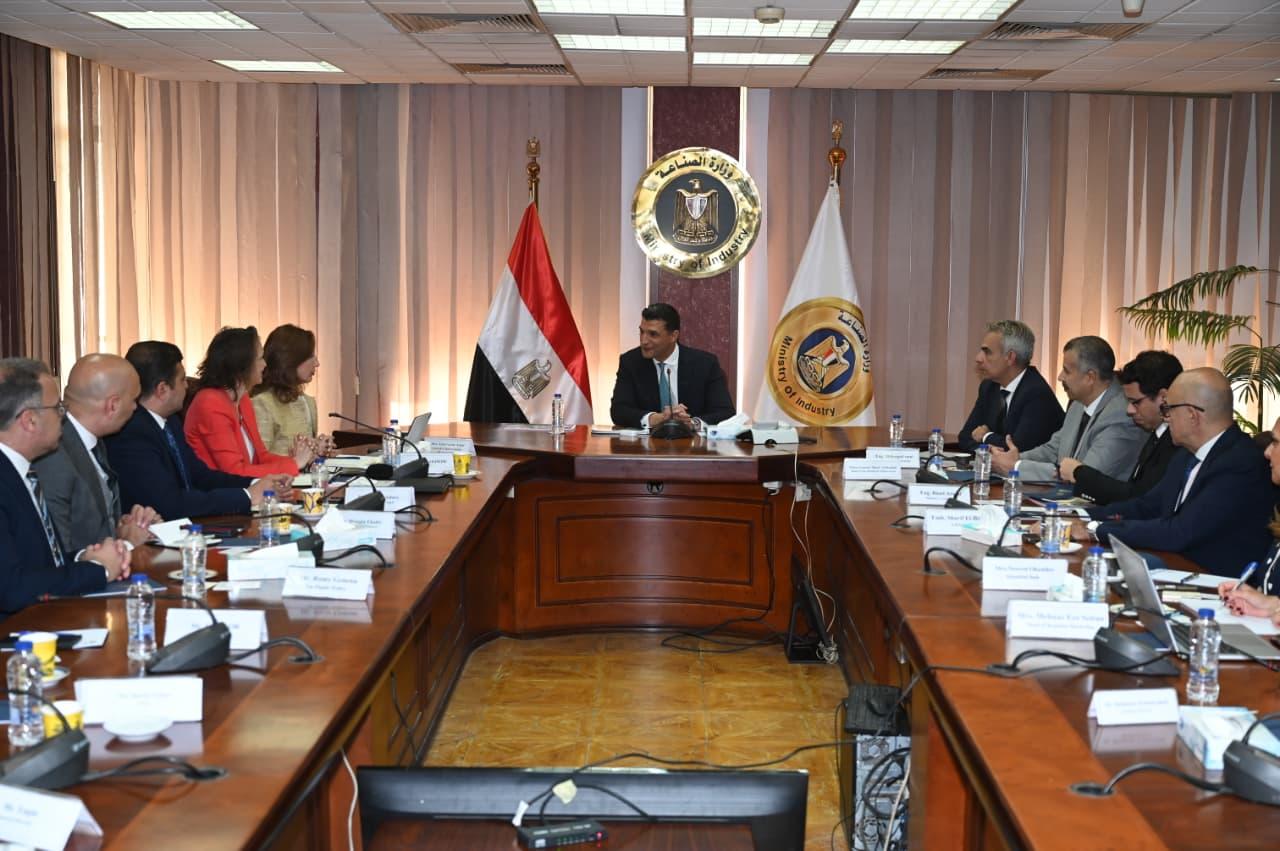 لقاء وزير الصناعة مع شركات غوروك