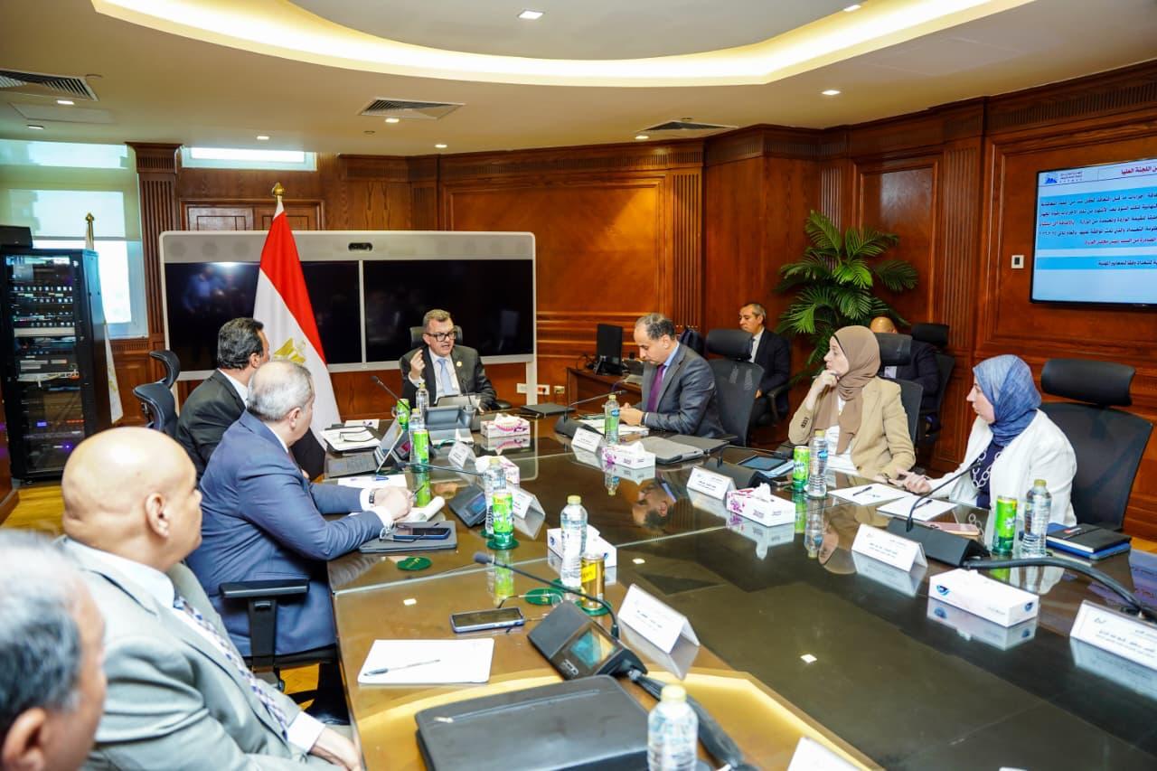 وزير التخطيط خلال اللقاء