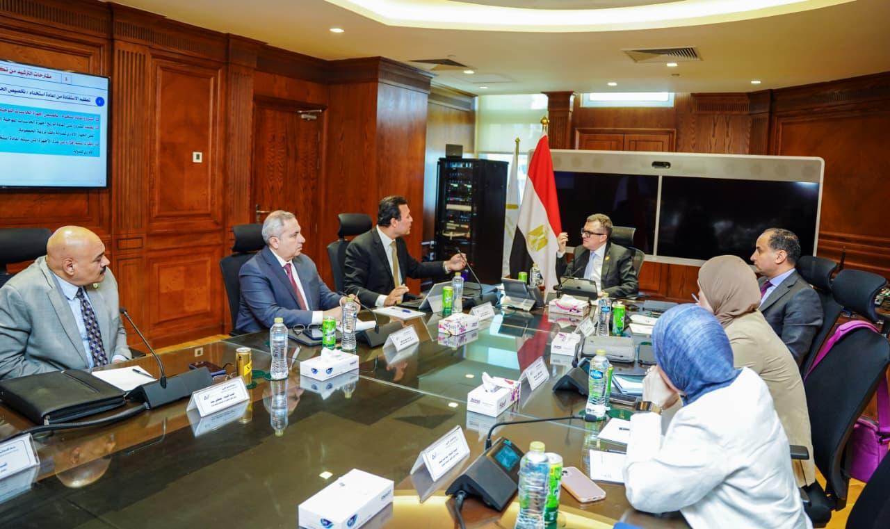 وزير التخطيط خلال اللقاء