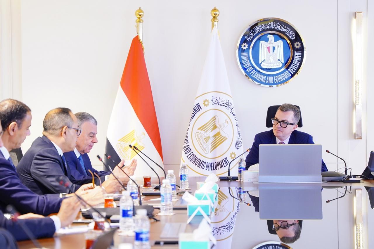 وزير التخطيط جانب من اللقاء