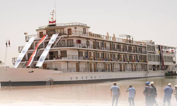 الفندق العائم