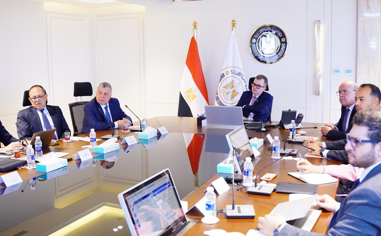وزير التخطيط جانب من اللقاء
