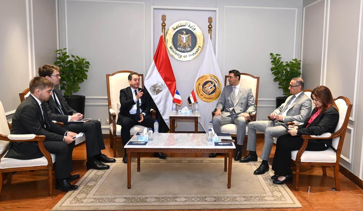 وزير الصناعة وسفير فرنسا