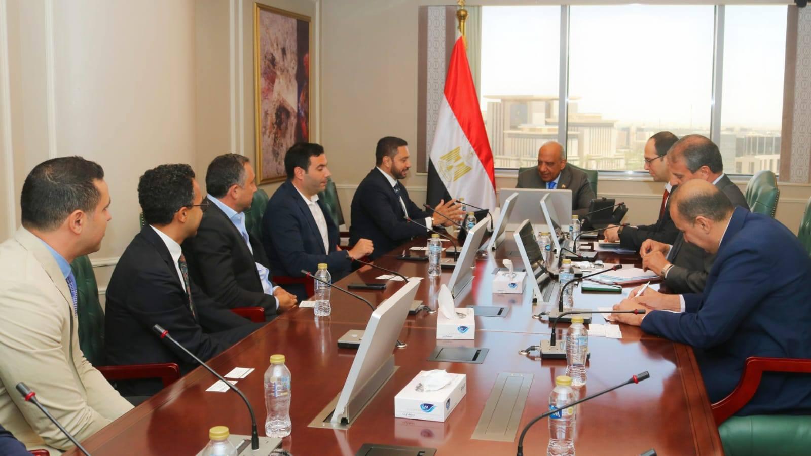 اجتماع وزير الكهرباء