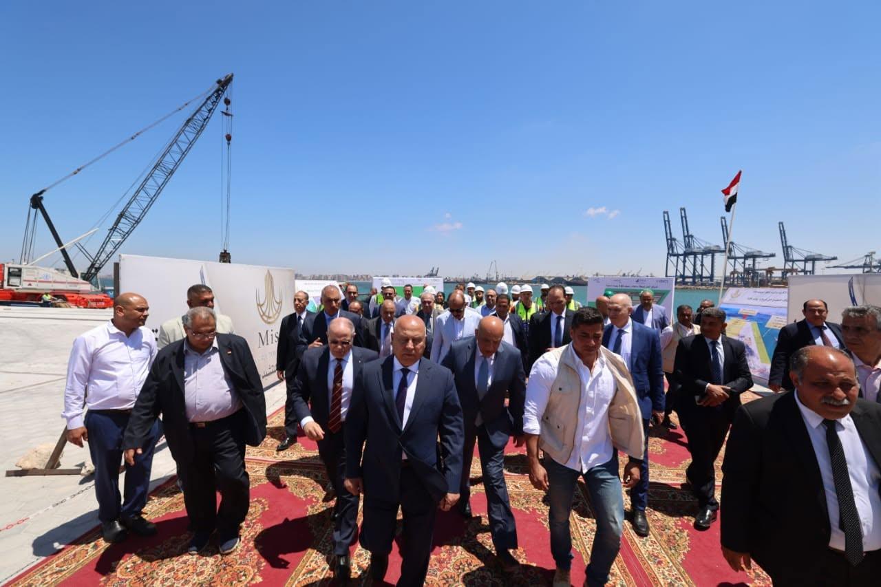 وزير النقل خلال الجولة