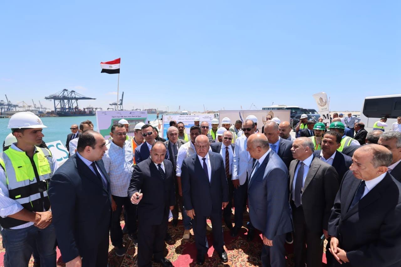 وزير النقل خلال الجولة