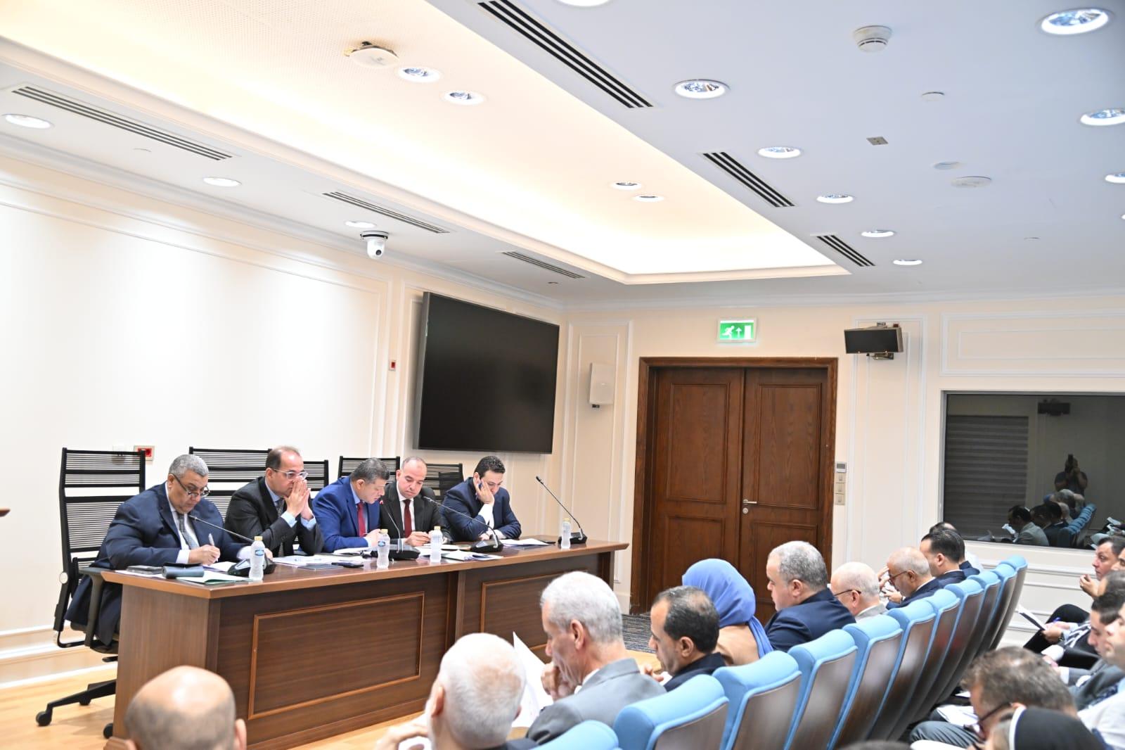 وزير المالية خلال الاجتماع