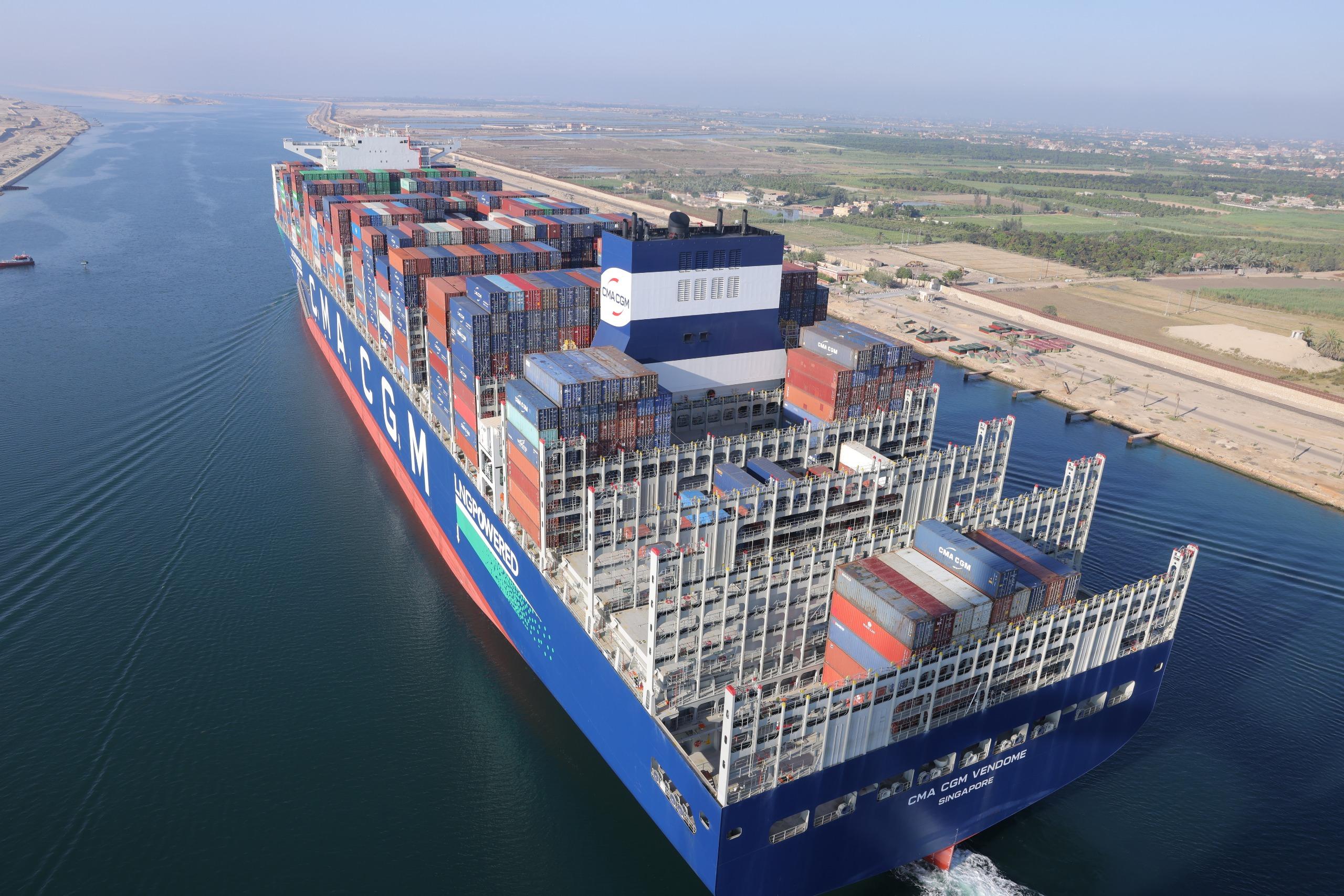 عبور السفينة العملاقة CMA CGM VENDOME