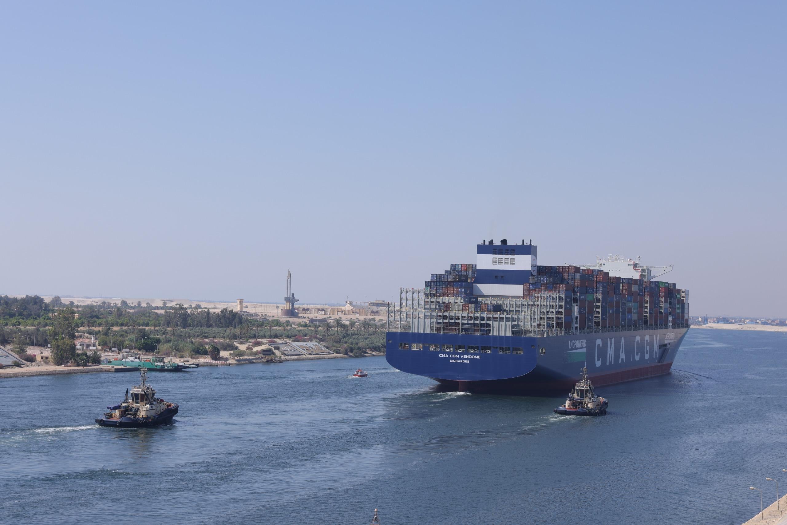 عبور السفينة العملاقة CMA CGM VENDOME