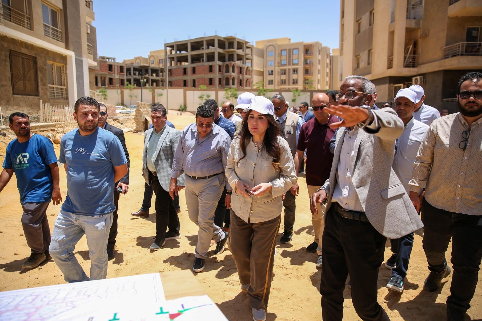 وزيرة الإسكان خلال الجولة