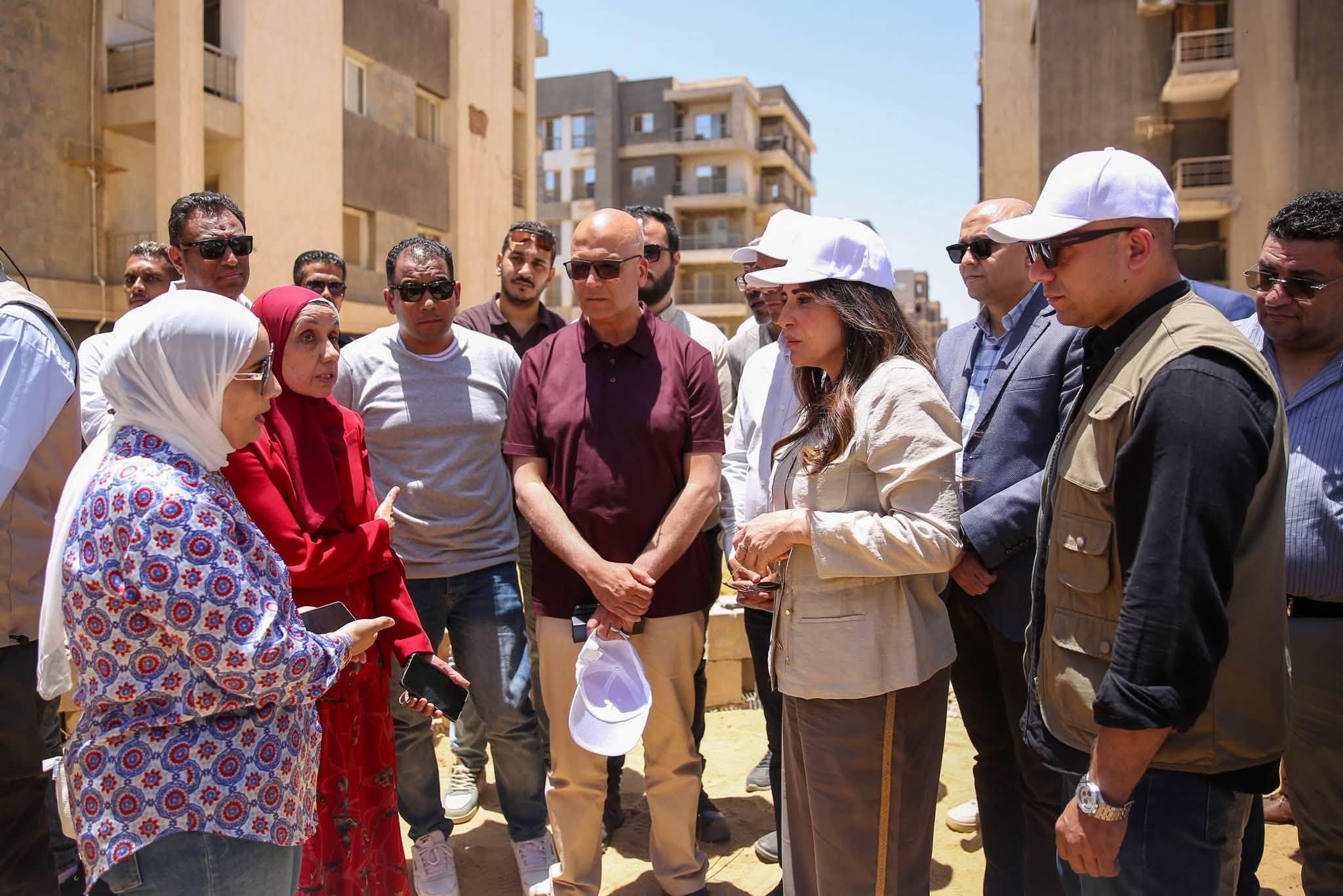وزيرة الإسكان خلال الجولة