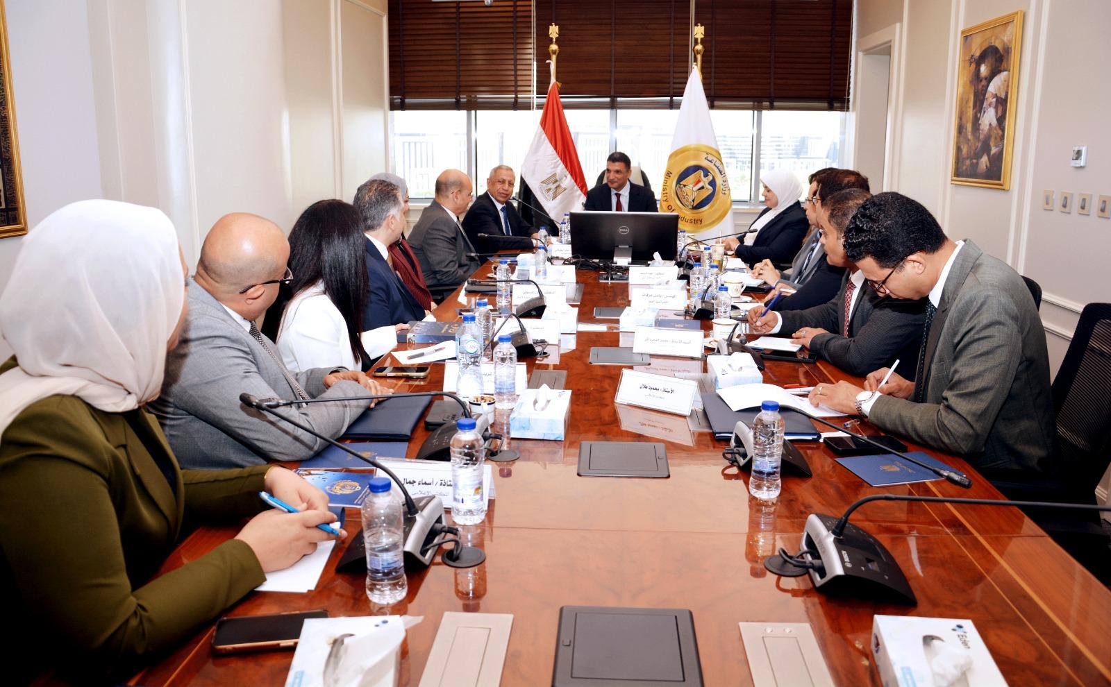 وزير الصناعة خلال اللقاء