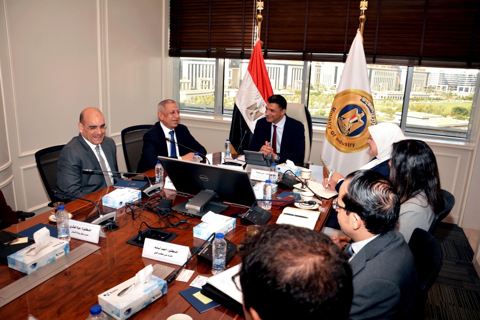 وزير الصناعة خلال اللقاء