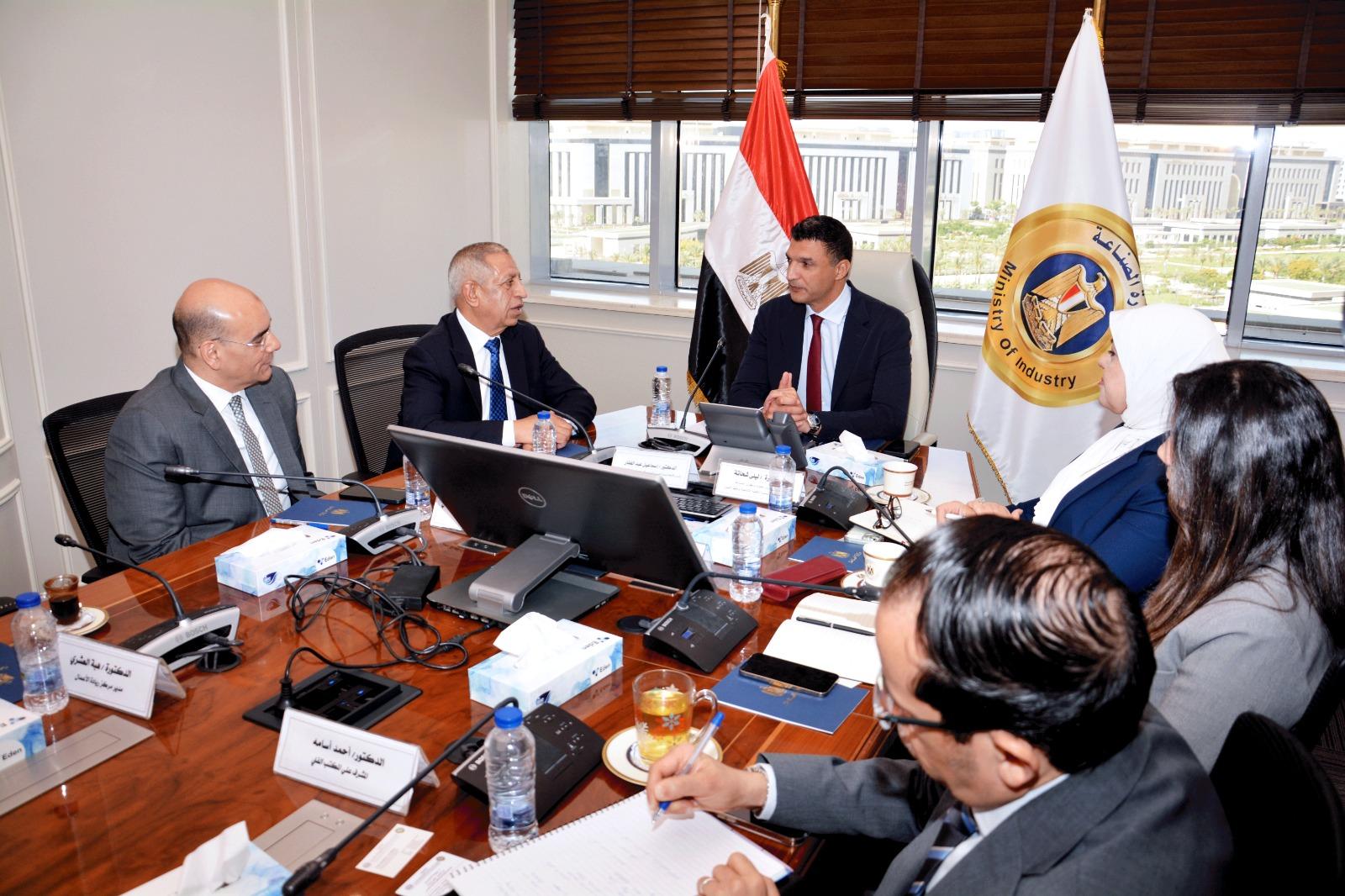 وزير الصناعة خلال اللقاء