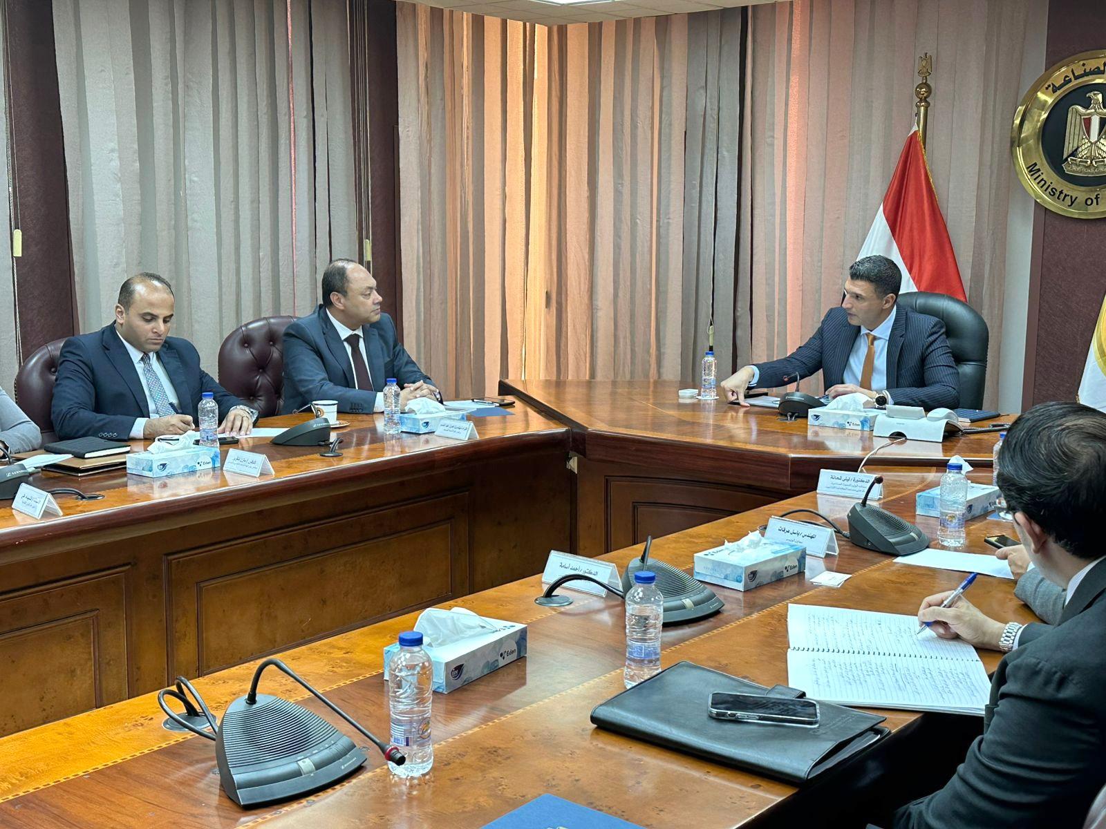 وزير الصناعة خلال اللقاء