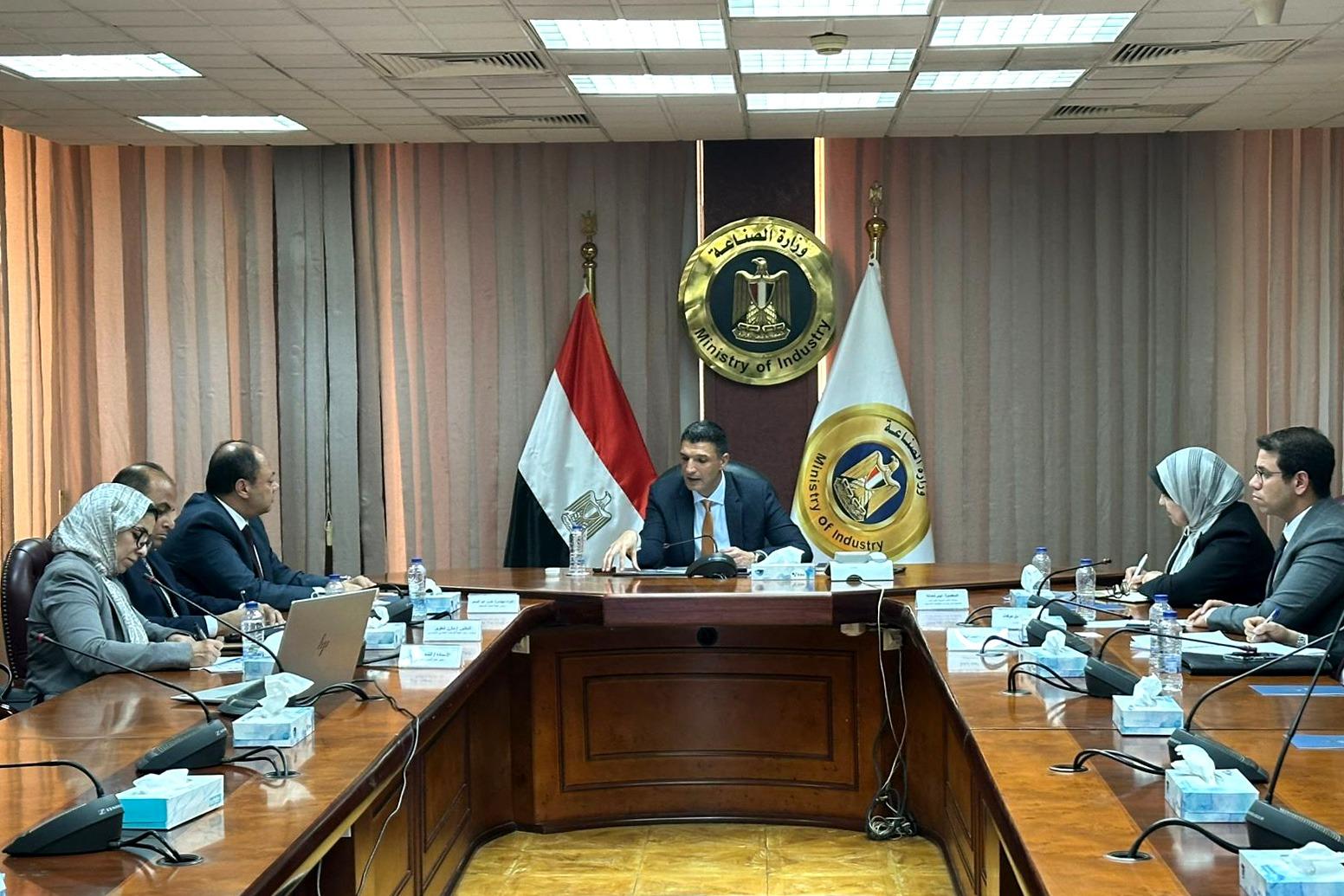 وزير الصناعة خلال اللقاء
