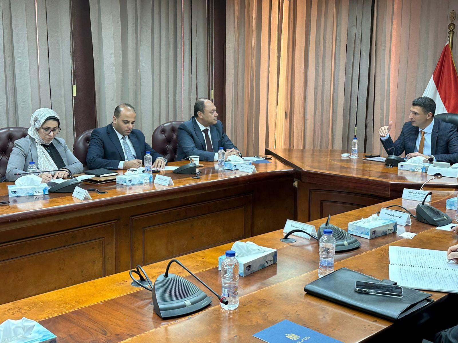 وزير الصناعة خلال اللقاء