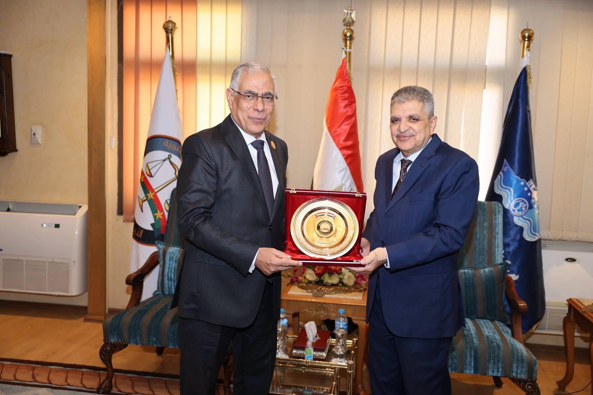 رئيس هيئة قناة السويس يستقبل النائب العام