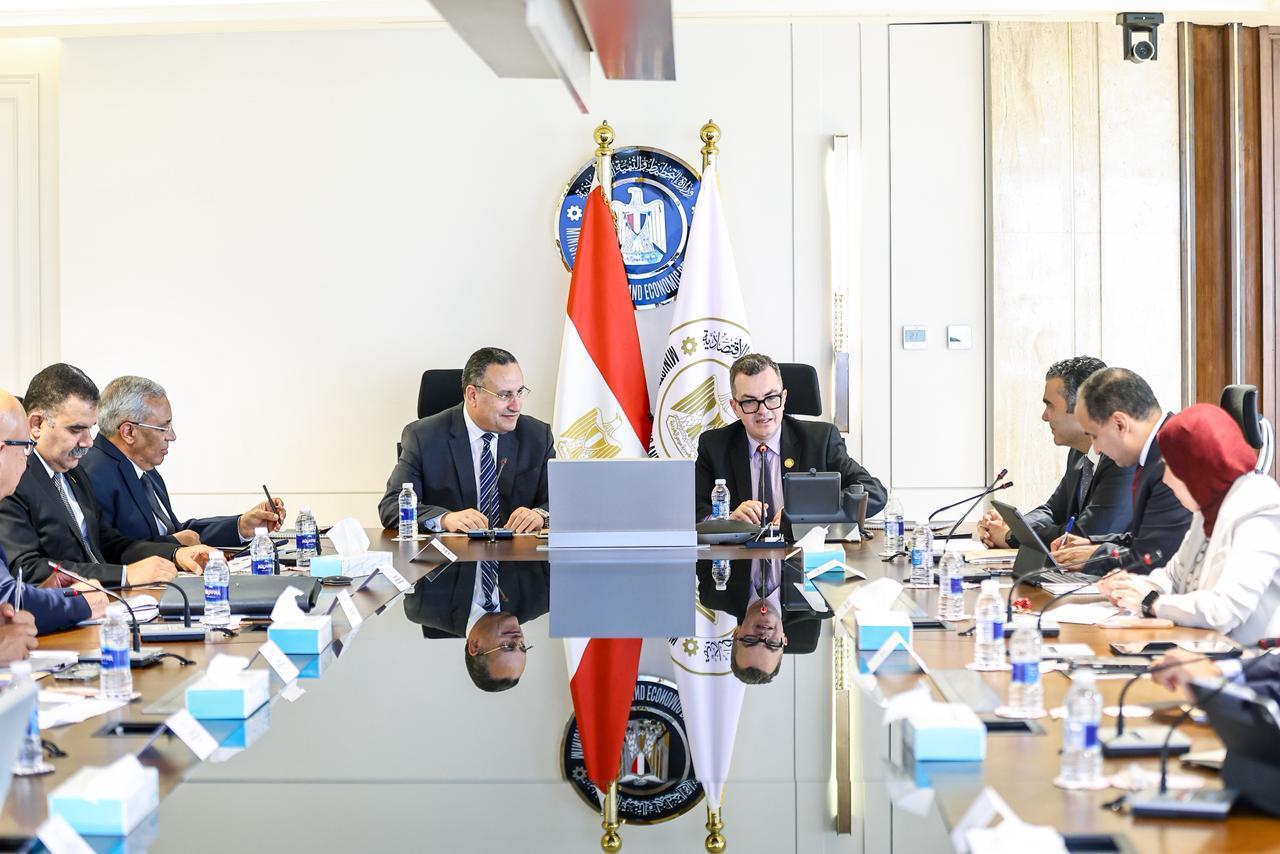 وزير التخطيط خلال اللقاء