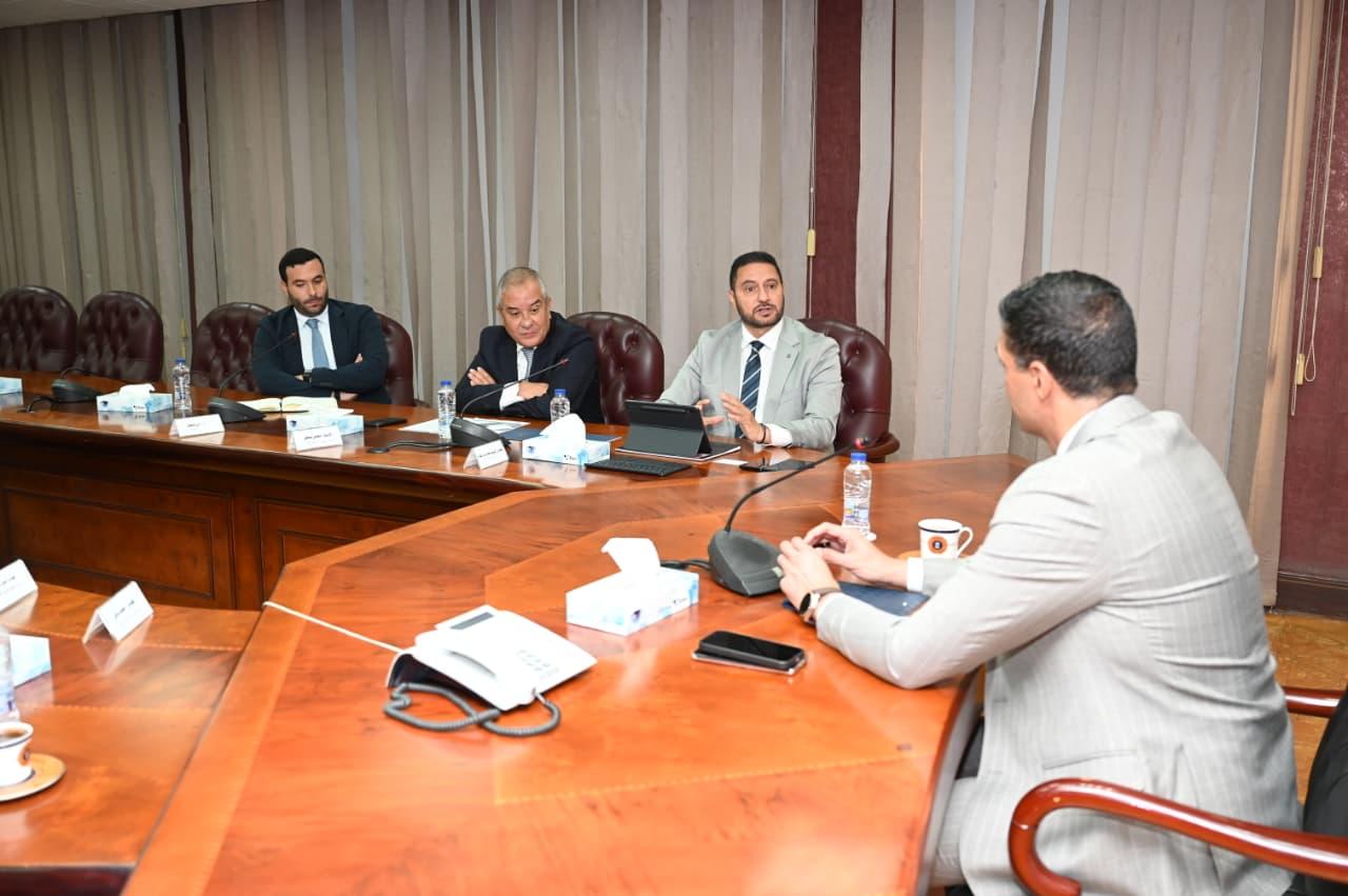 وزير الصناعة خلال الاجتماع