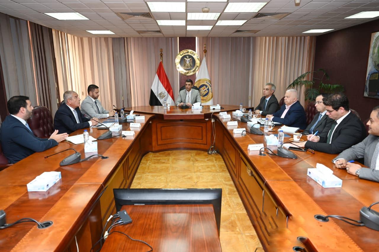 وزير الصناعة خلال الاجتماع