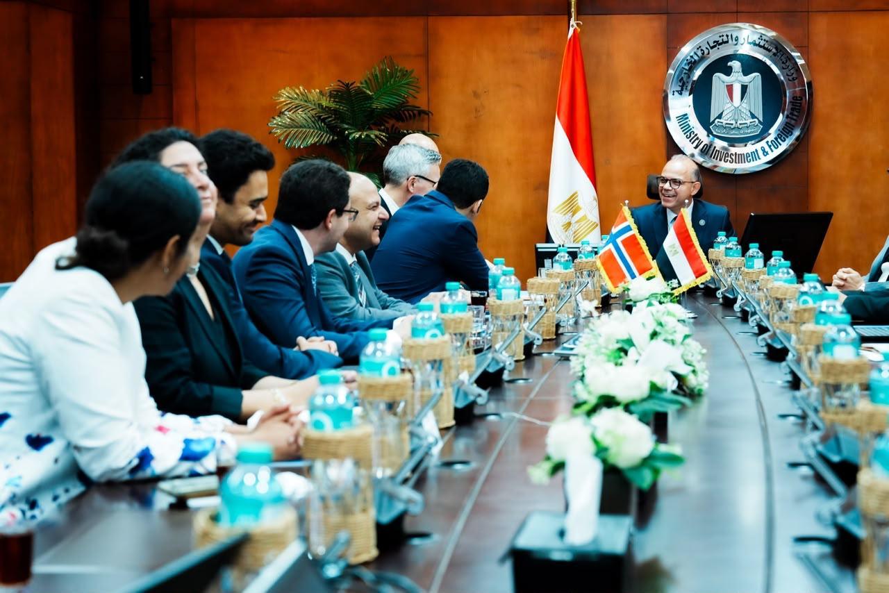 وزير الاستثمار والتجارة الخارجية يبحث مع مسؤولي شركة سكاتك النرويجية