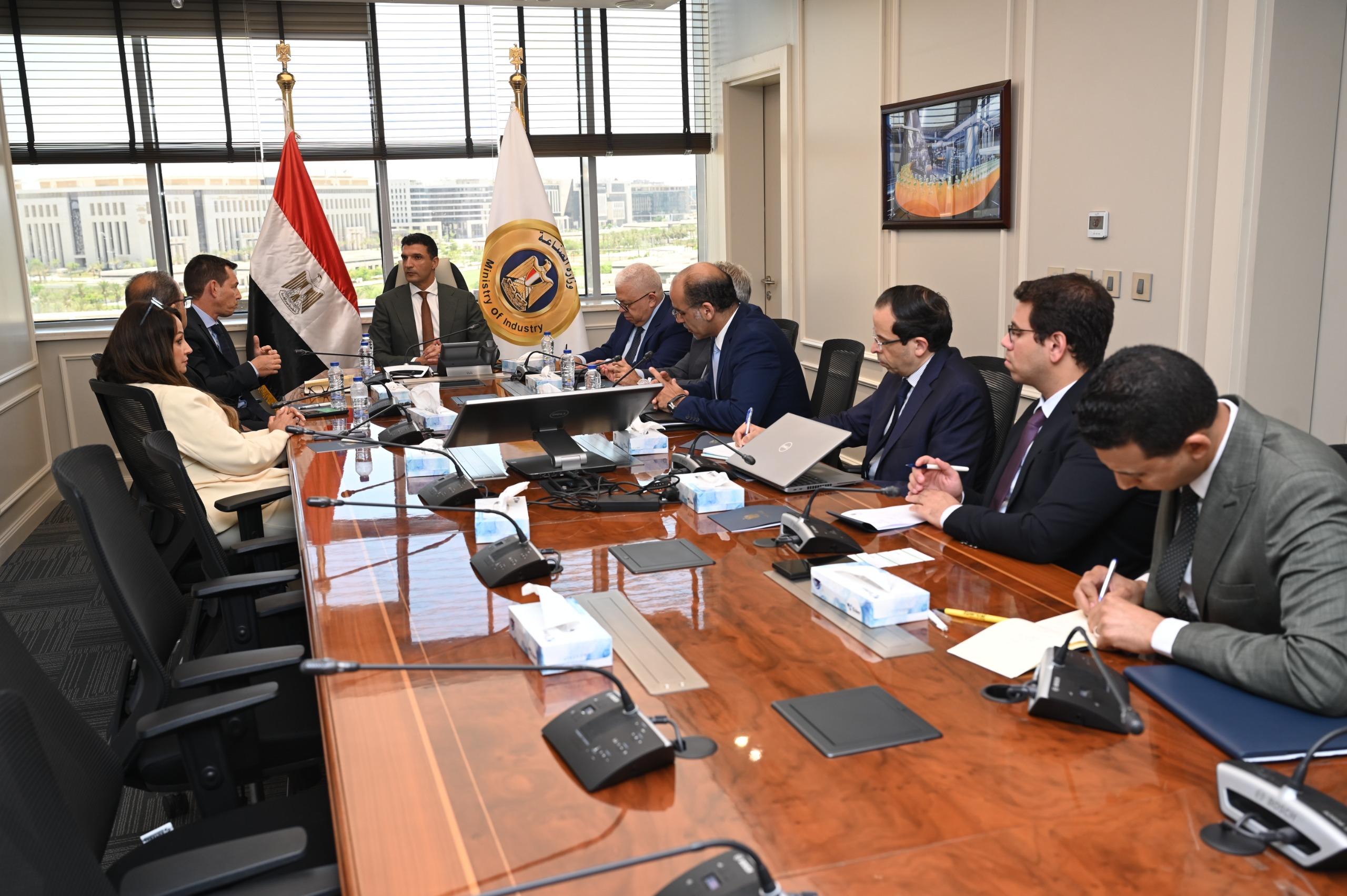 وزير الصناعة خلال الاجتماع