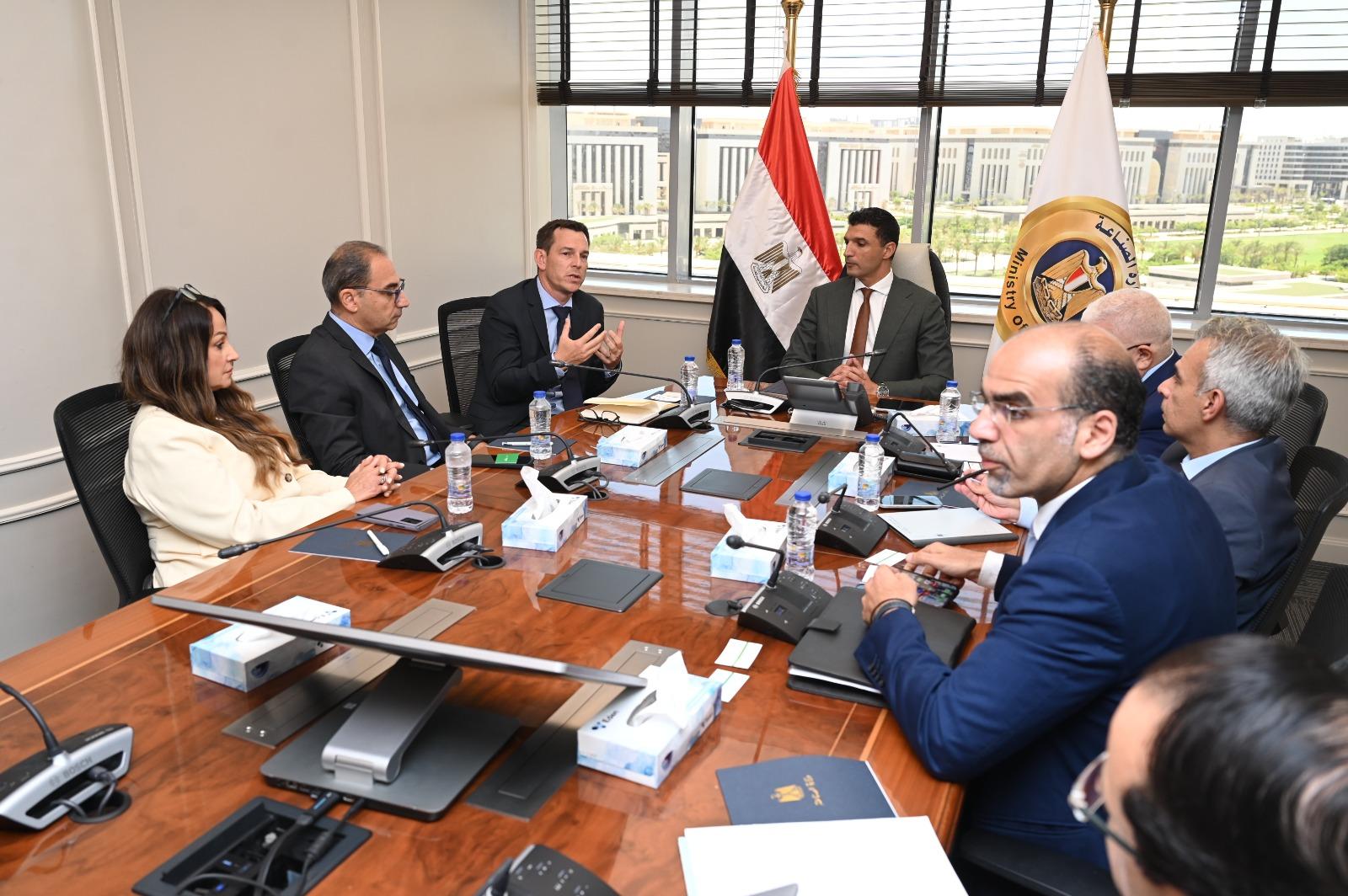 وزير الصناعة خلال الاجتماع