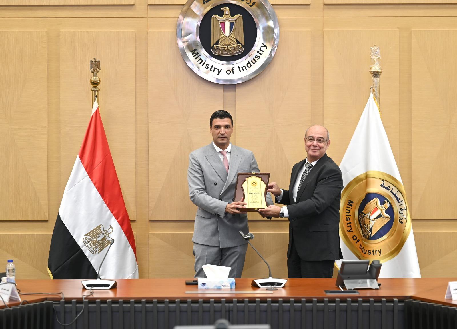 وزير الصناعة