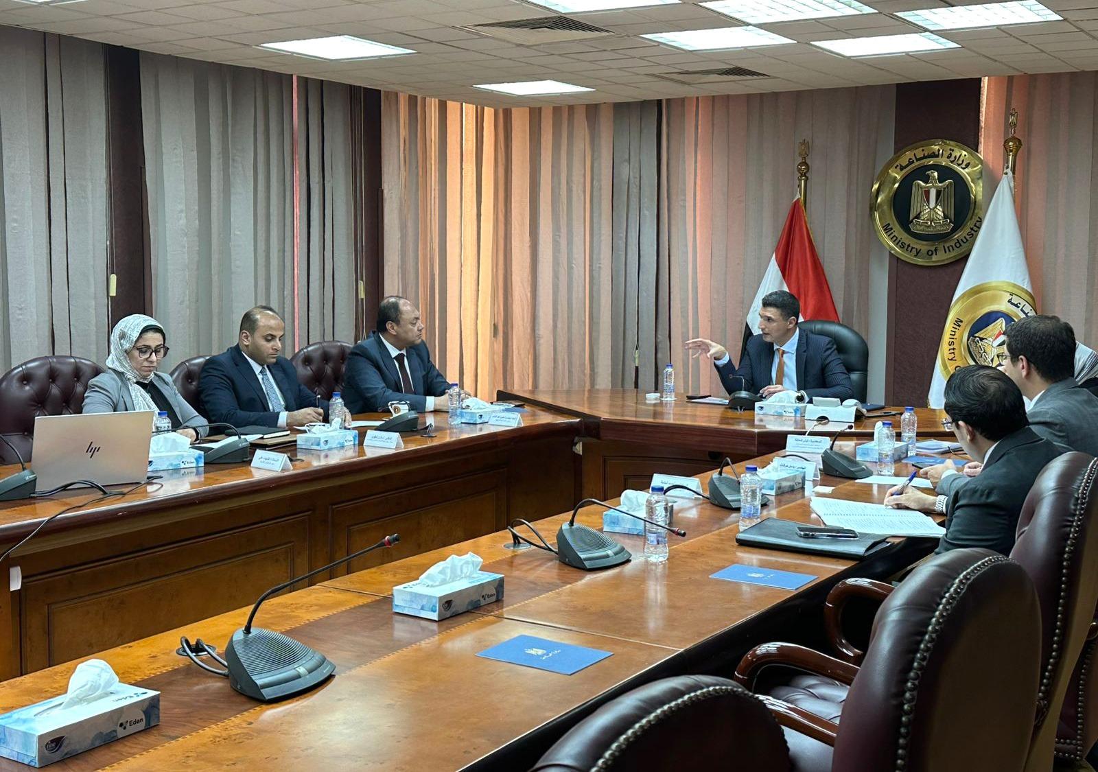 وزير الصناعة خلال اللقاء