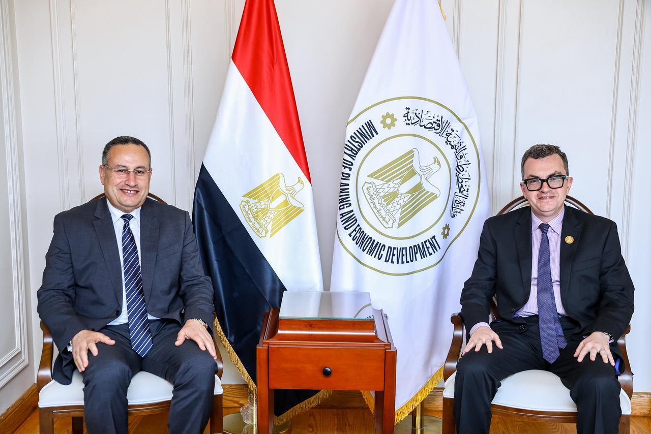 وزير التخطيط خلال اللقاء