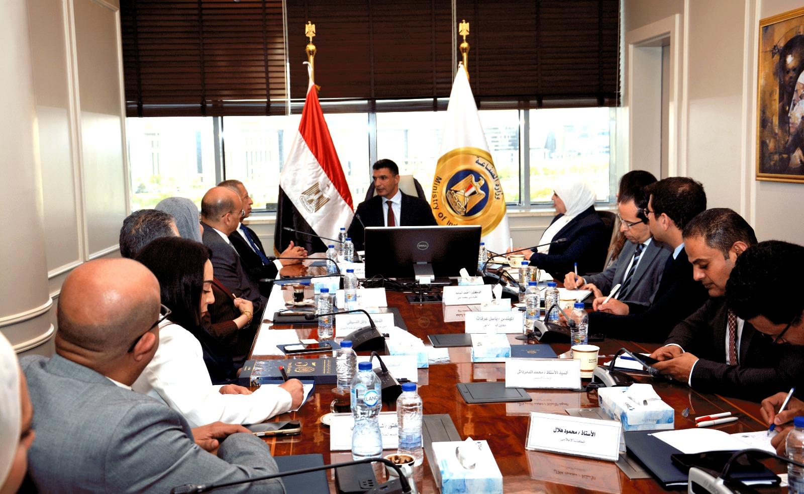 وزير الصناعة خلال اللقاء