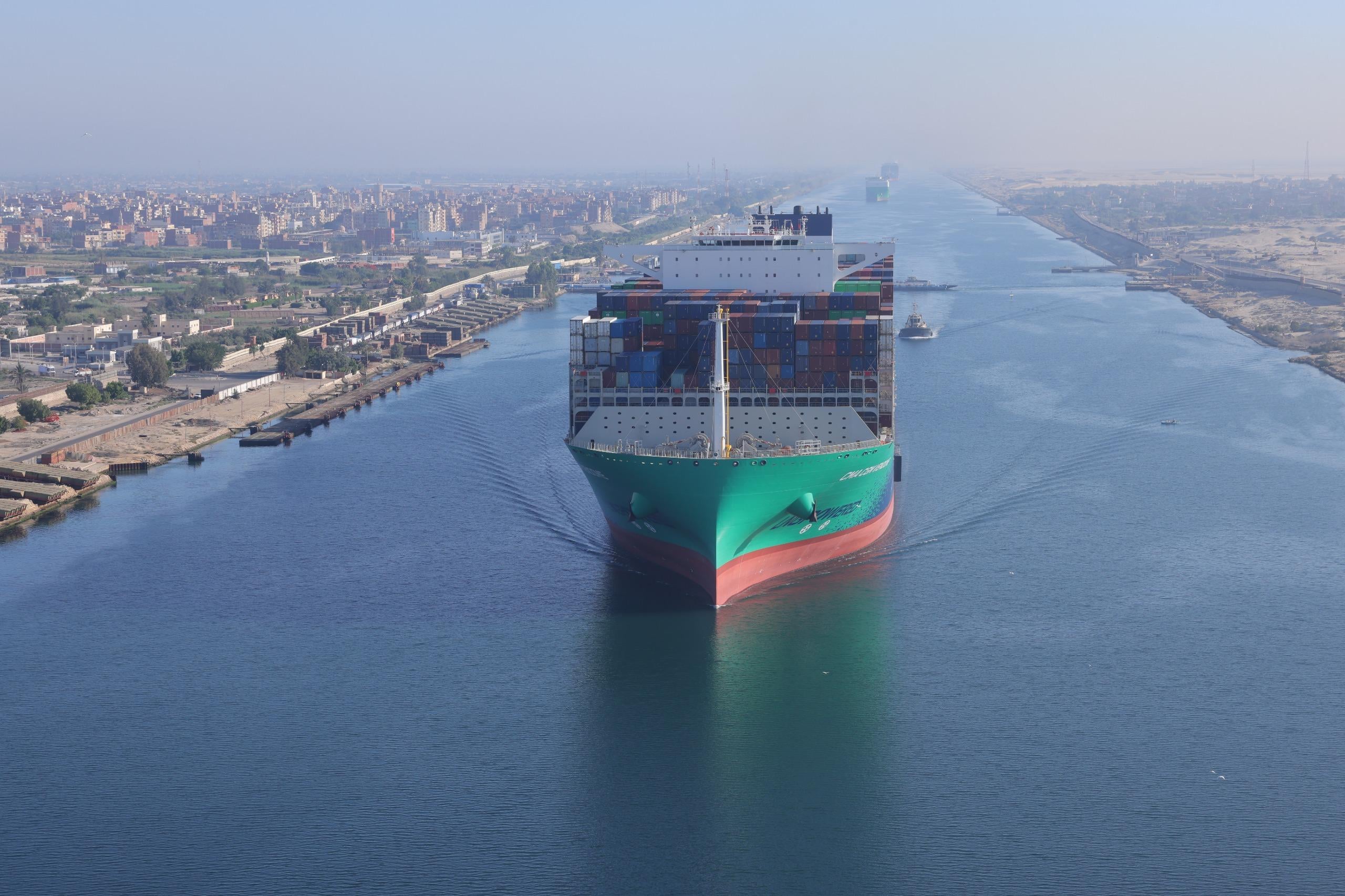 عبور السفينة العملاقة CMA CGM VENDOME