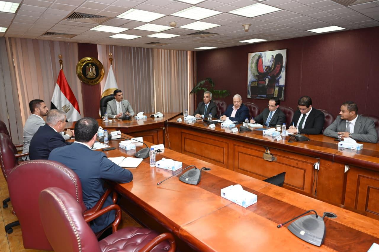 وزير الصناعة خلال الاجتماع