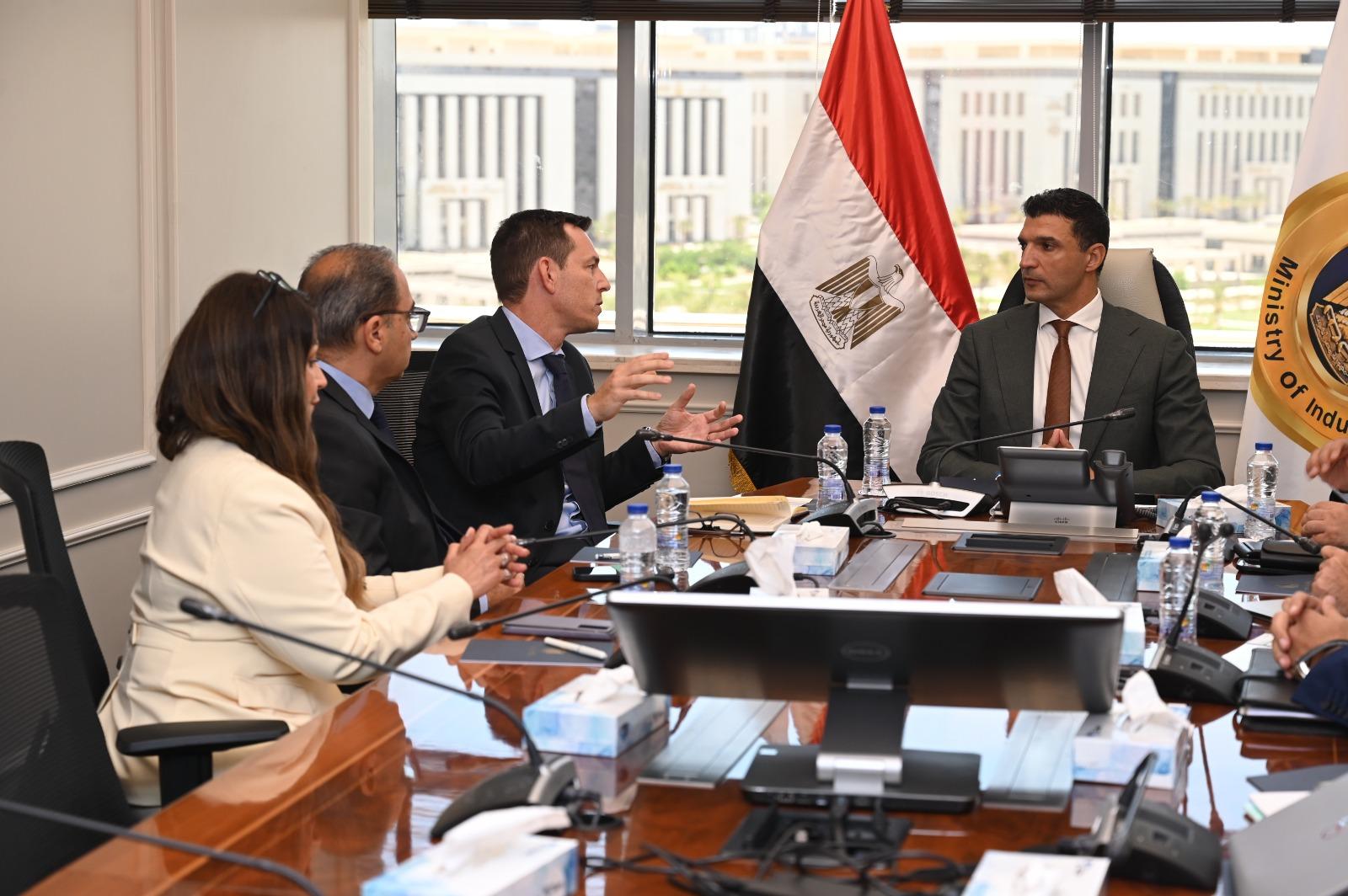 وزير الصناعة خلال الاجتماع