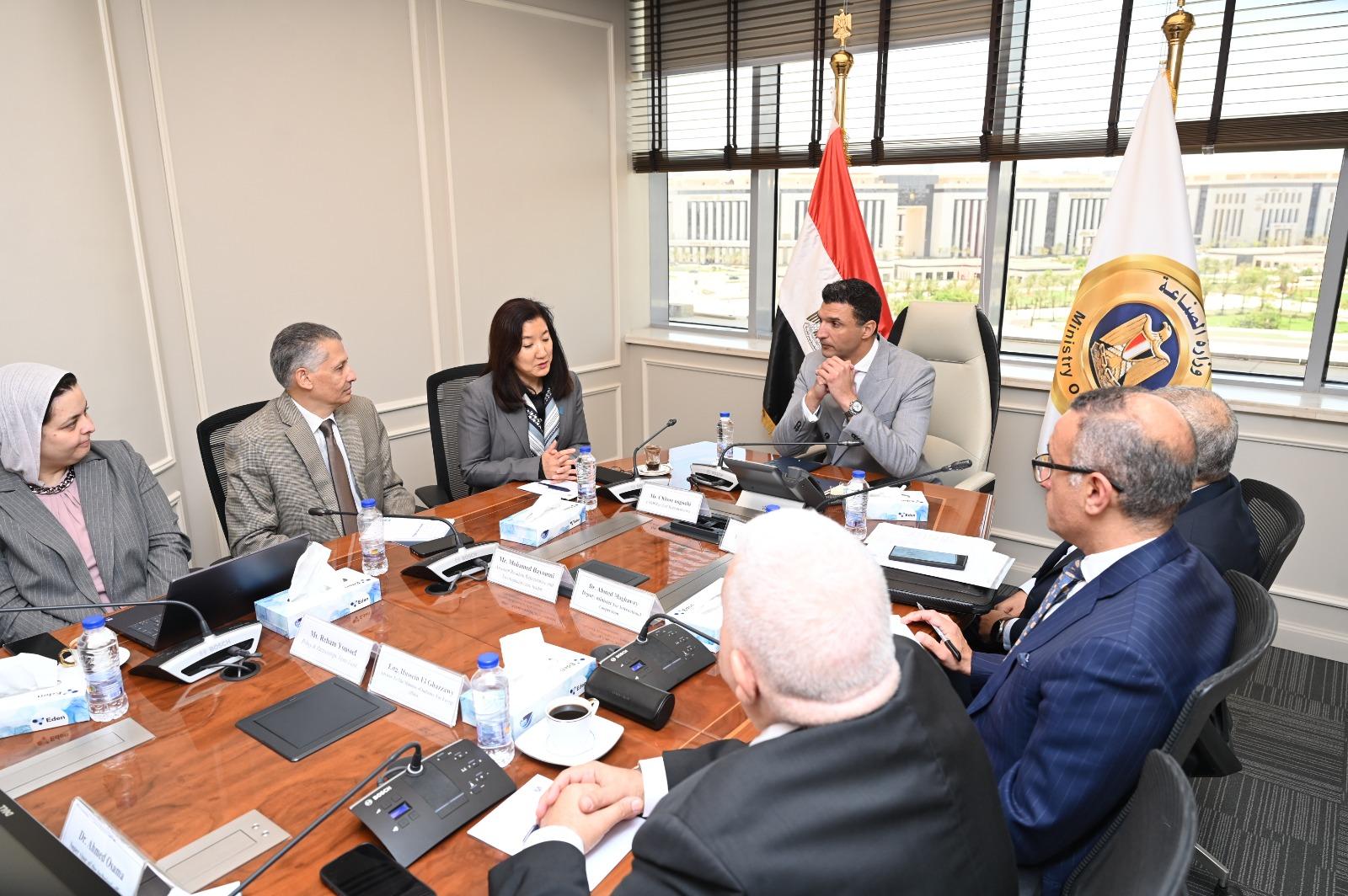 وزير الصناعة خلال اللقاء