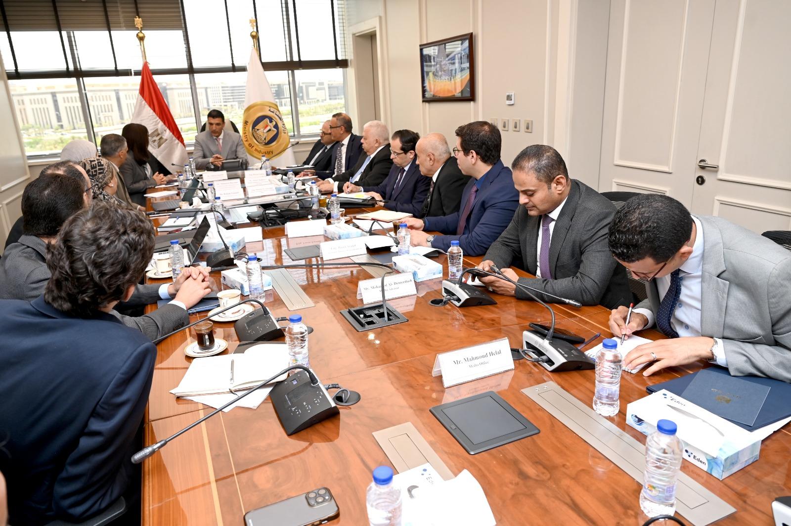 وزير الصناعة خلال اللقاء