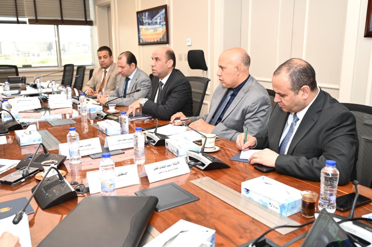 وزير الصناعة خلال اللقاء