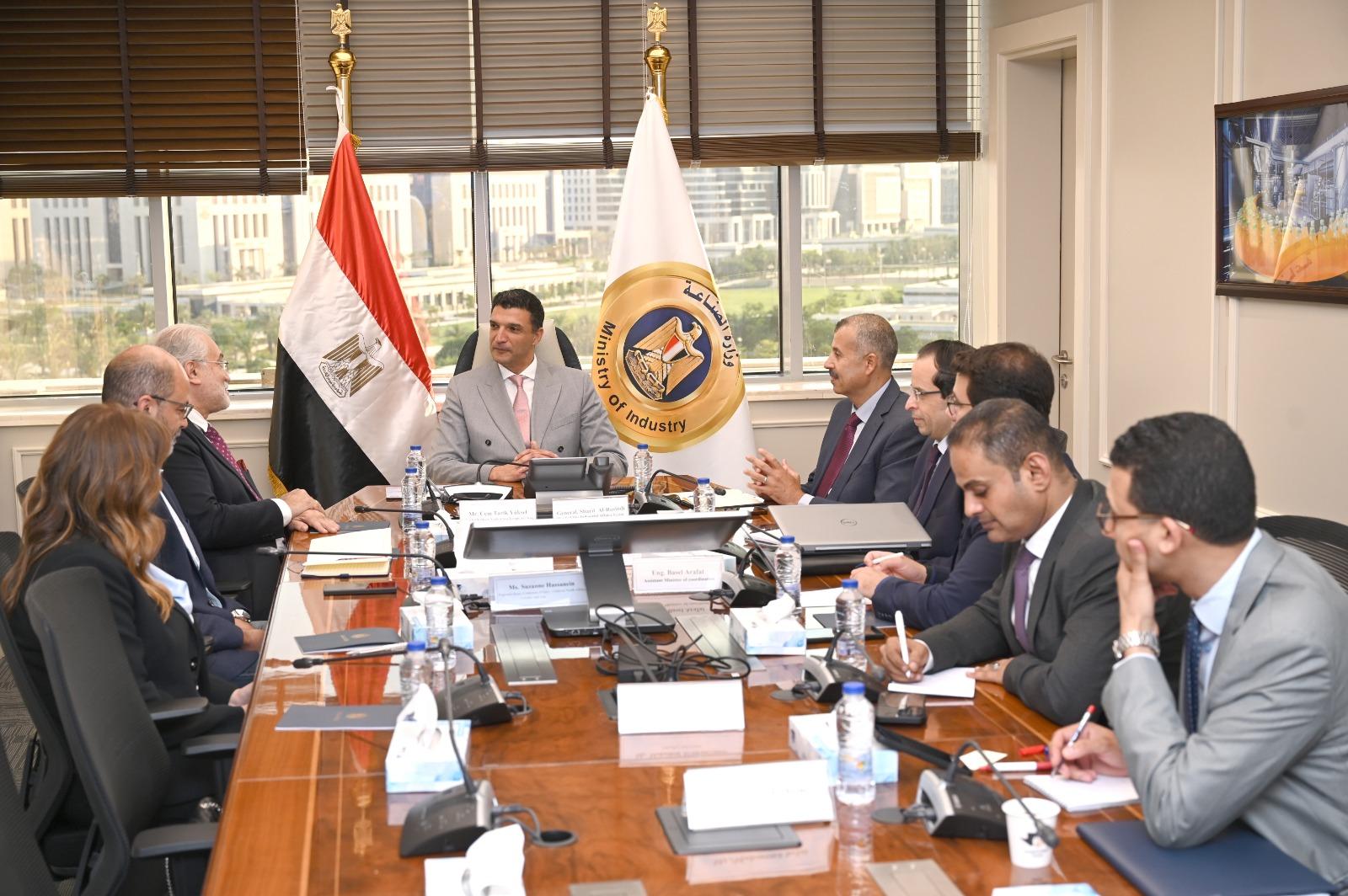 وزير الصناعة خلال اللقاء